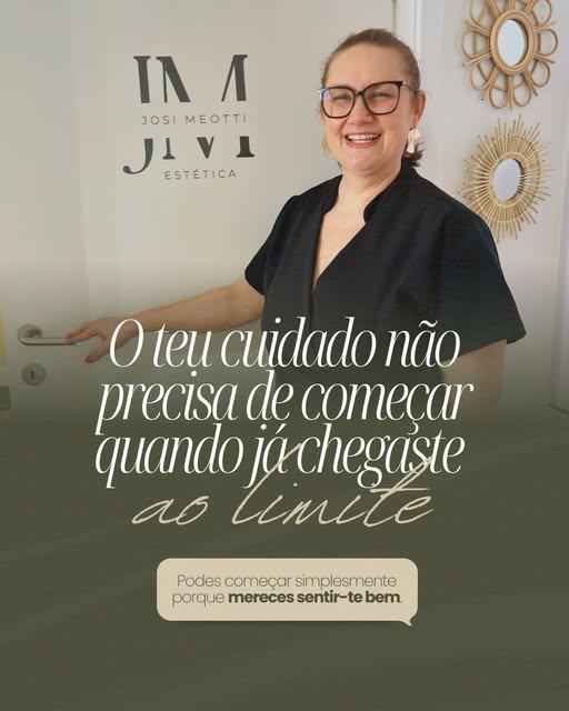 Josi Meotti à porta do espaço, publicação do Instagram