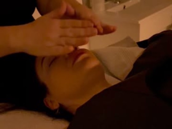 Massagem facial num ambiente de luz quente