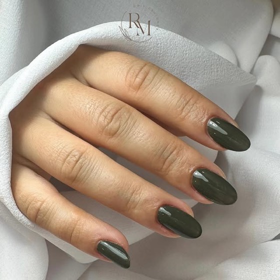 Mão com unhas em verde-oliva