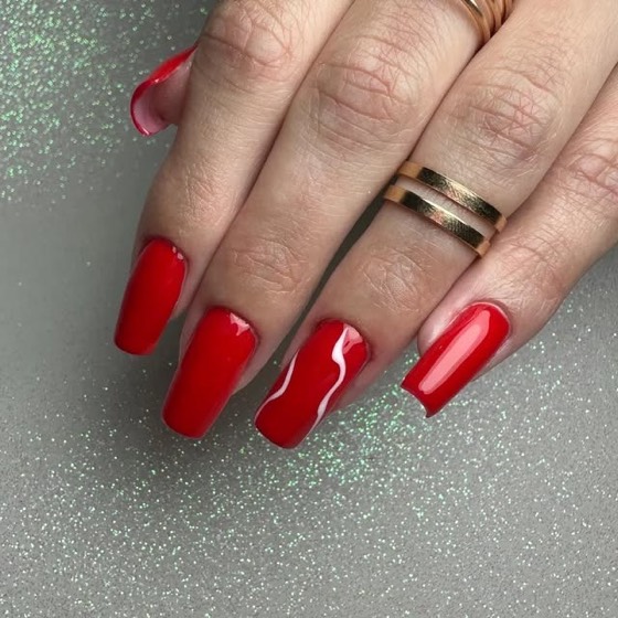 Unhas compridas em vermelho