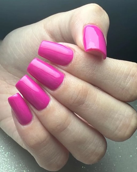 Unhas em rosa vibrante
