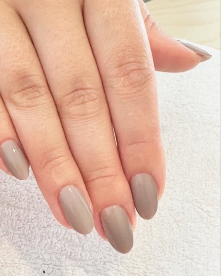 Unhas em tom taupe